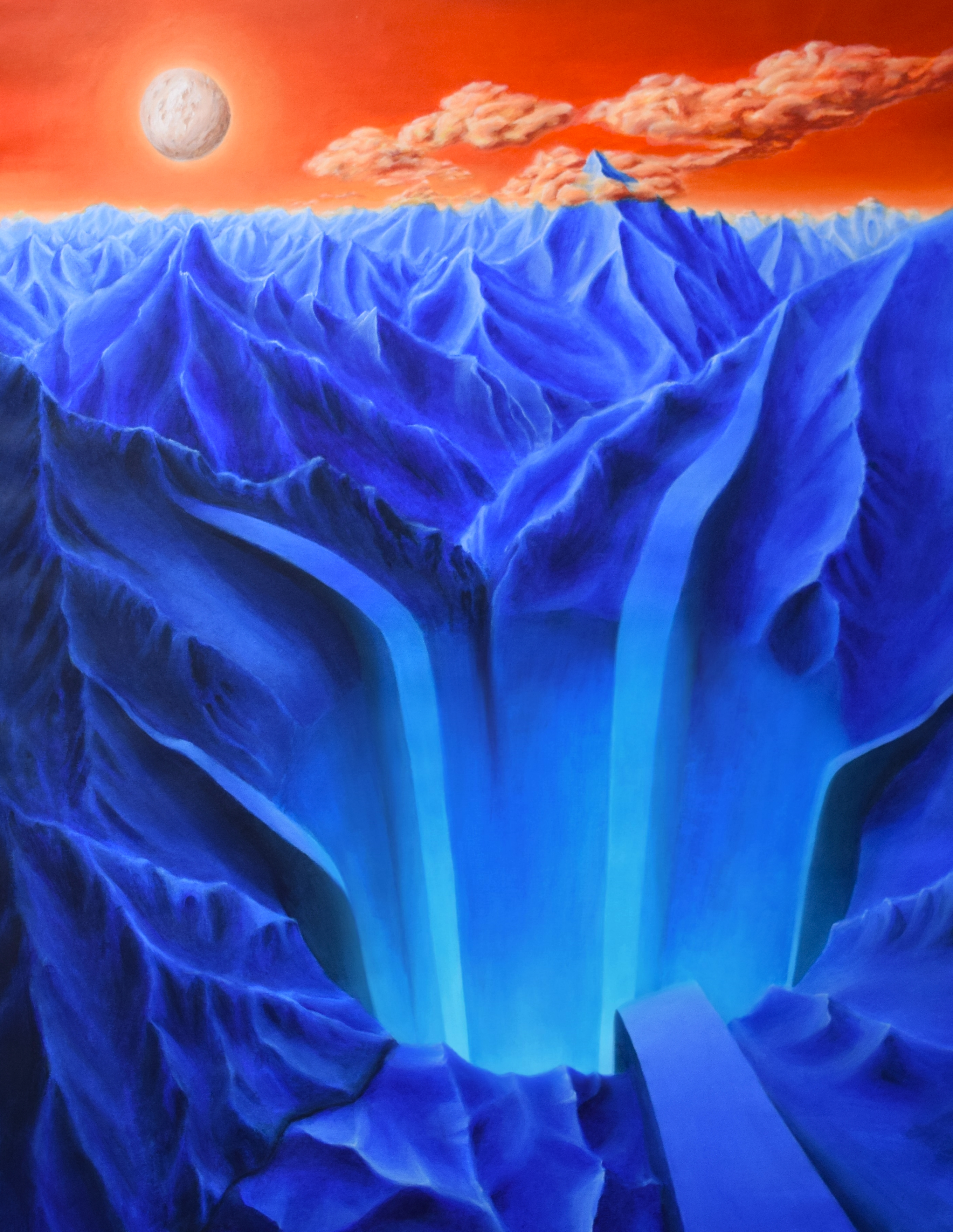 Maleri af blå bjerge med en orange himmel og bløde skyer. Mellem bjergene ses et stort, surrealistisk, geometrisk hul.