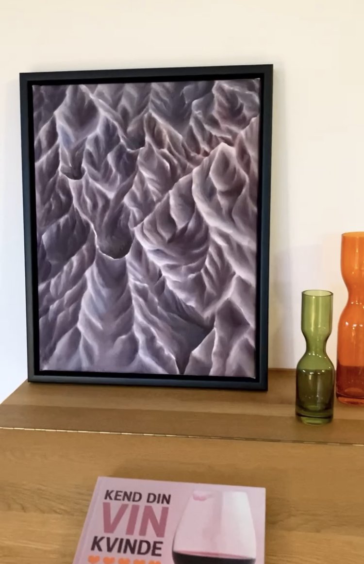 Shapes no. 7 præsenteret på et træmøbel