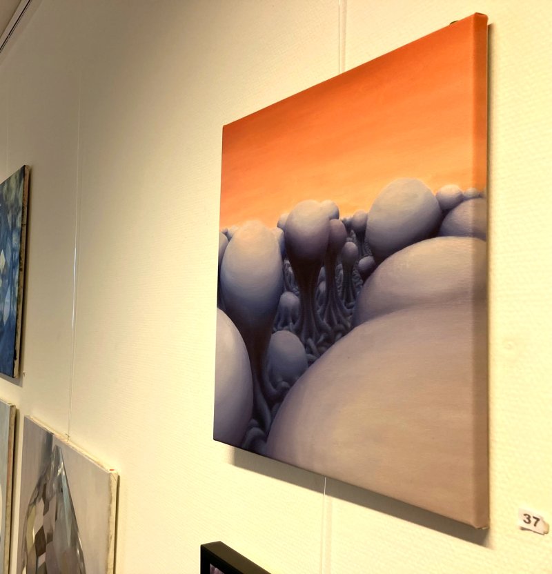 Oliemaleriet shapes no.7 af kunstmaler Marie Juhl hænger på en væg til Hvidovre kunstudstilling.